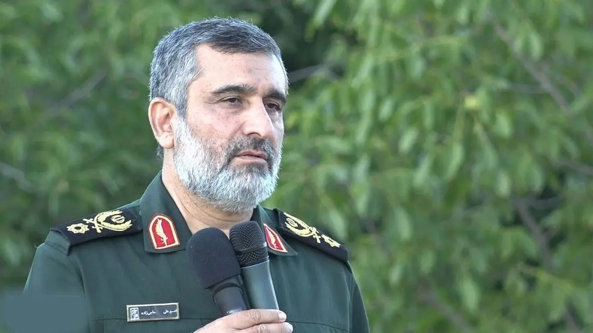 عکس جالب از سردار حاجی زاده با دانش آموزان دبستانی