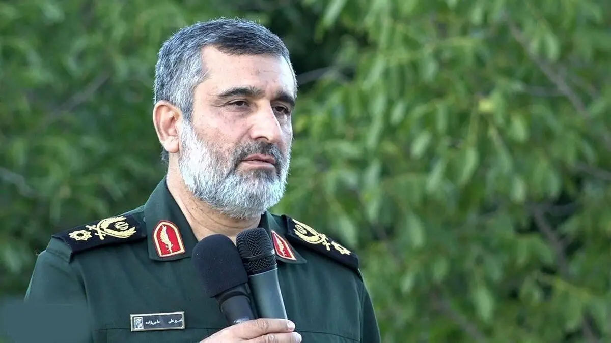 عکس جالب از سردار حاجی زاده با دانش آموزان دبستانی