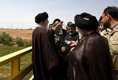 عکس> رهبر انقلاب کنار رود کرخه