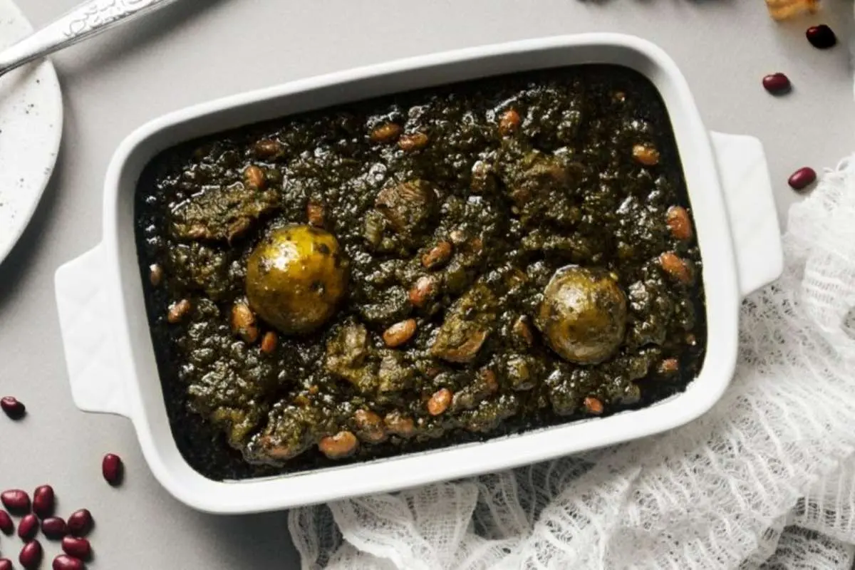 (ویدئو) پخت خورشت سبزی با گوشت بره به روش دو بانوی عشایر