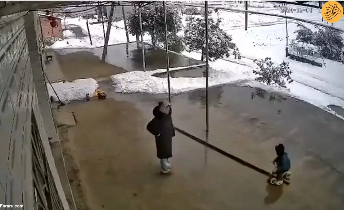 (ویدئو) کودک بازیگوش باعث ریزش سقف شد