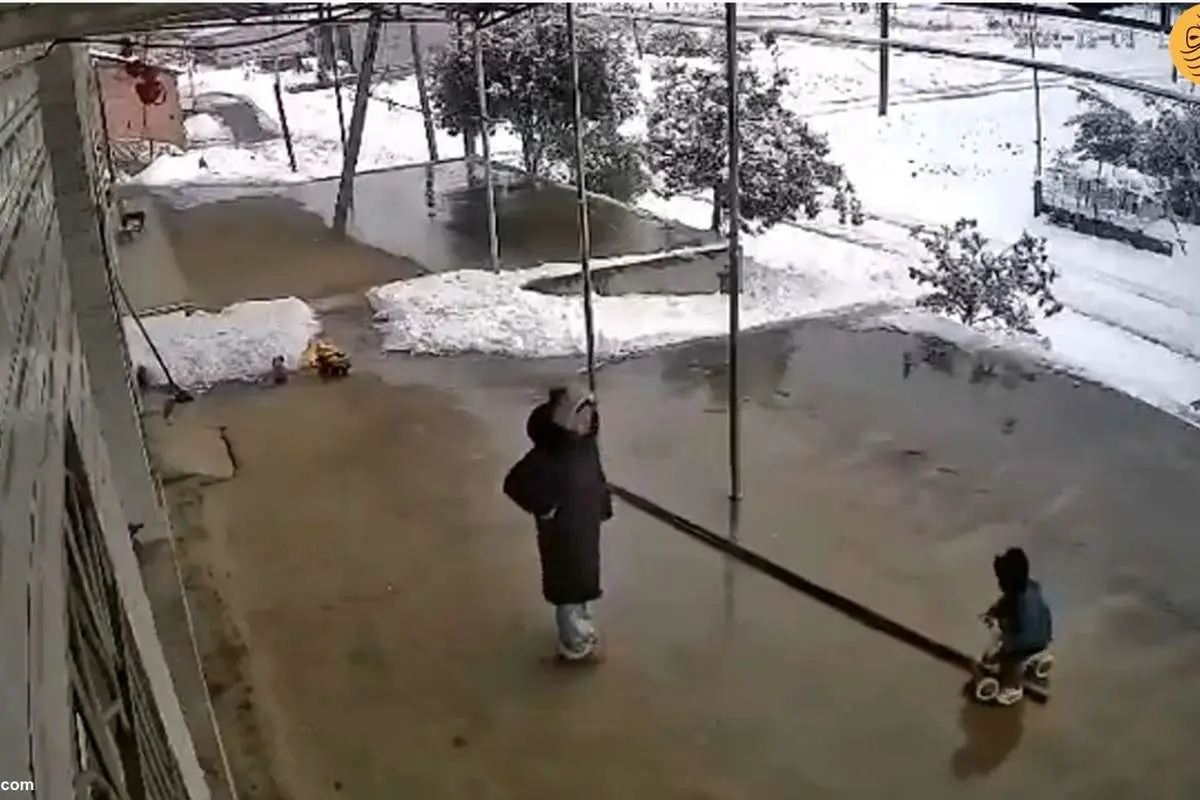 (ویدئو) کودک بازیگوش باعث ریزش سقف شد