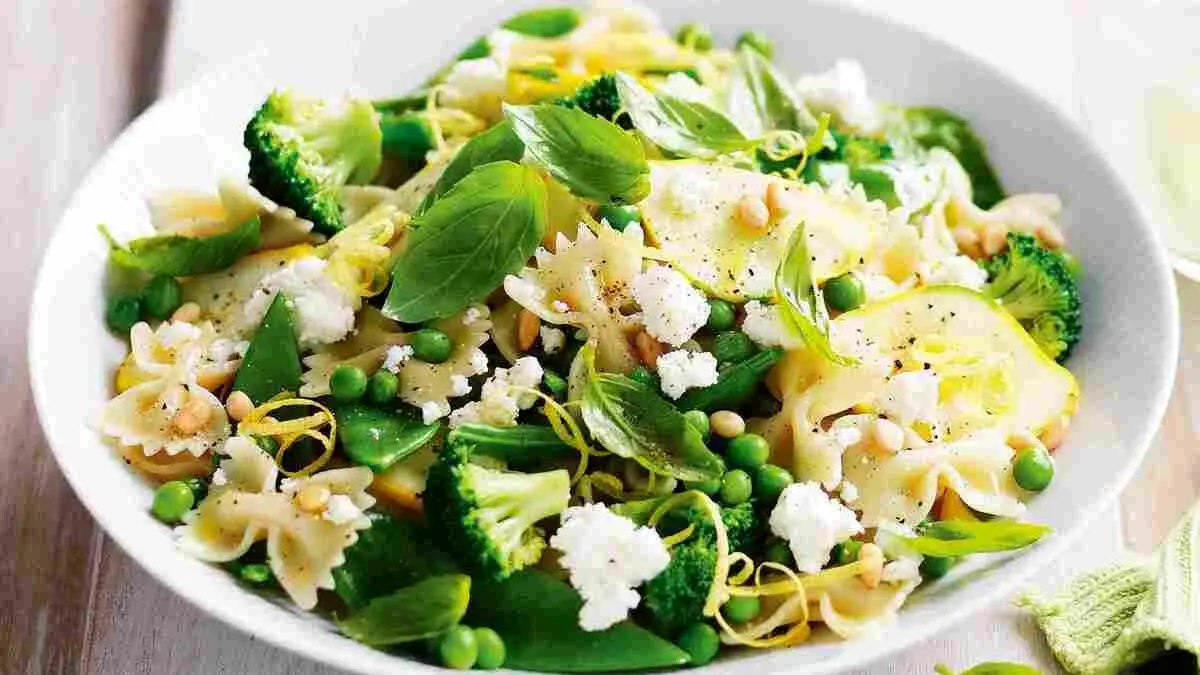 طرز تهیه سالاد پاستا و سبزیجات خوشمزه به روش خانگی