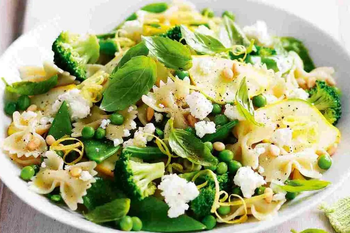 طرز تهیه سالاد پاستا و سبزیجات خوشمزه به روش خانگی