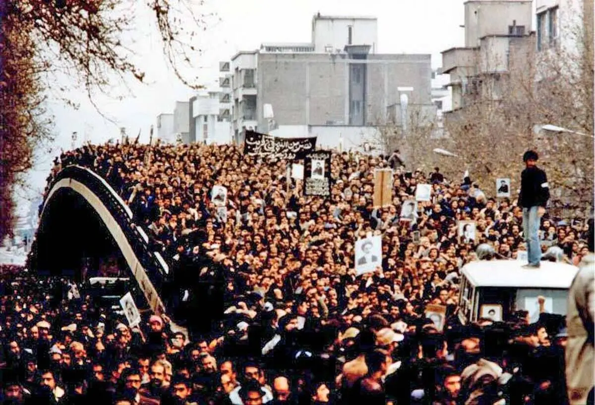 چه کسانی گفتمان انقلاب را از کار می‌اندازند؟