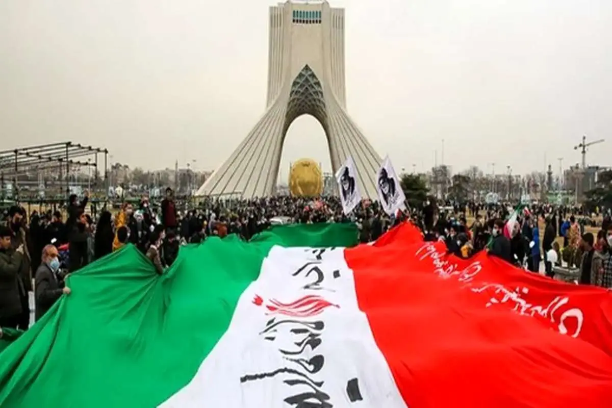(ویدیو) فرود چتربازان در میدان آزادی در مراسم ۲۲ بهمن