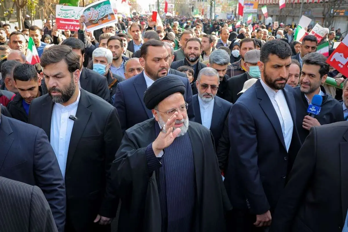 (ویدیو) رئیسی و خیل بادیگاردها در راهپیمایی ۲۲ بهمن