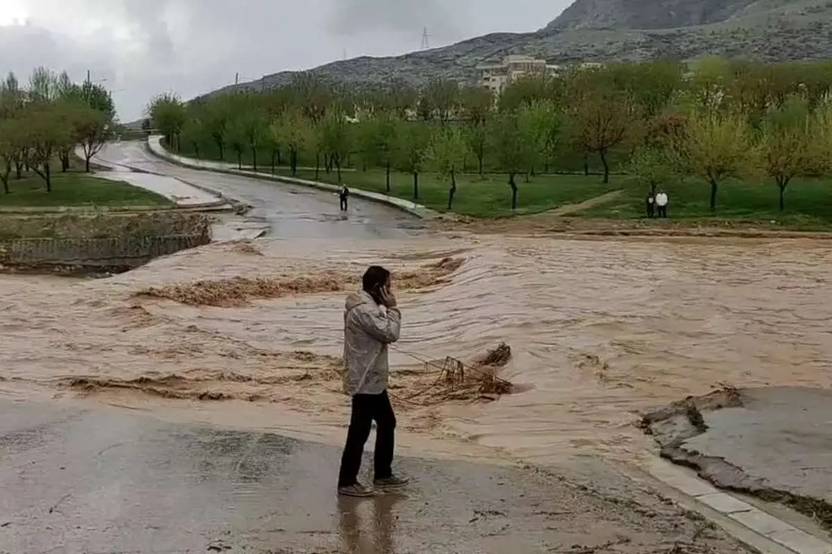 پل جهادگران خرمآباد زیر آب رفت