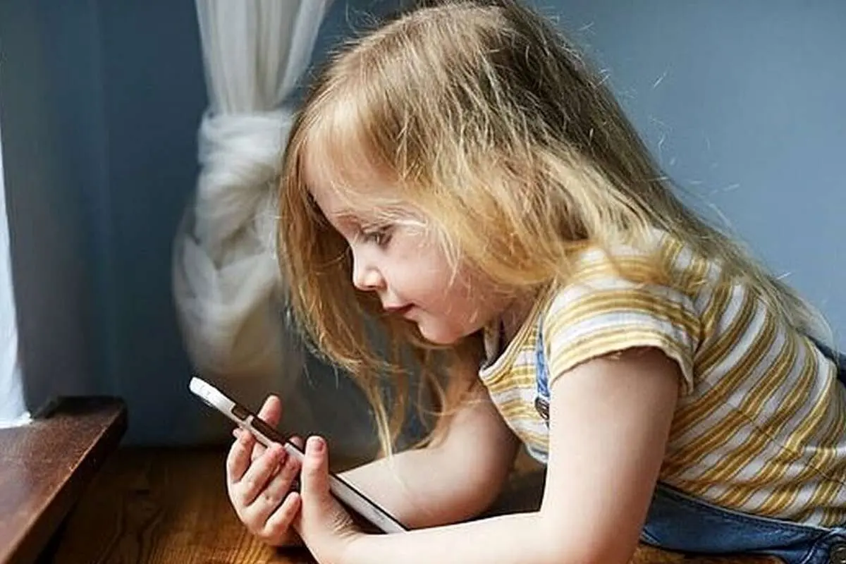 چگونه فرزندانتان را از خطراتی که رسانه‌های اجتماعی دارند دور کنید؟