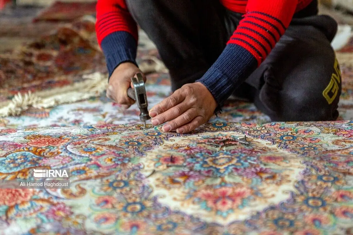 (تصاویر) رفوگری و پرداخت قالی