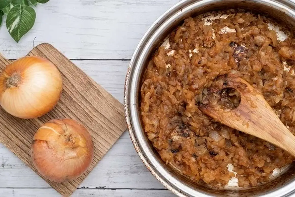 با این ماده مخفی پیازتان را سریع کاراملی کنید