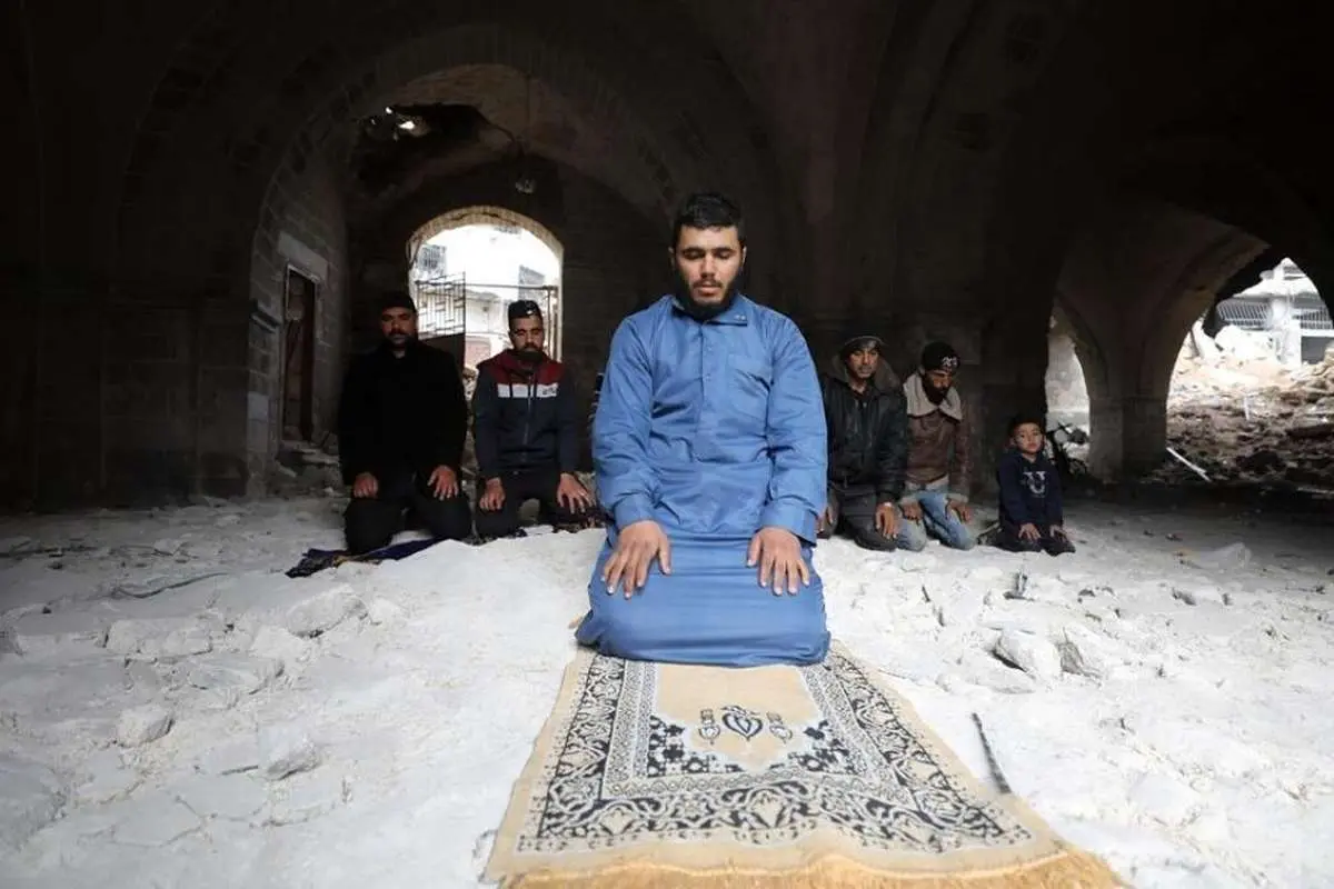 (تصاویر) اقامه نماز در مسجد تاریخی عمر که در حمله اسرائیل تخریب شد
