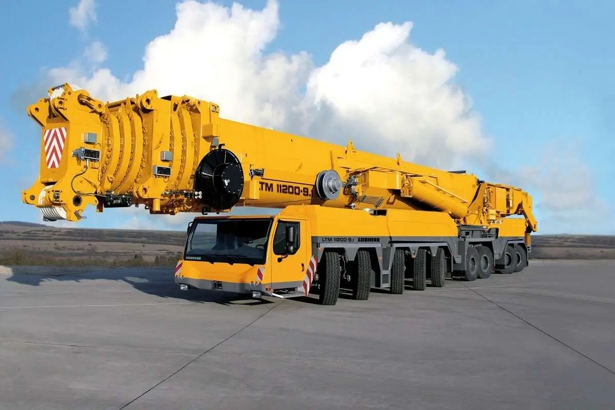 (ویدئو) قدرتمند‌ترین جرثقیل دنیا که بوئینگ ۷۴۷ را بلند می‌کند