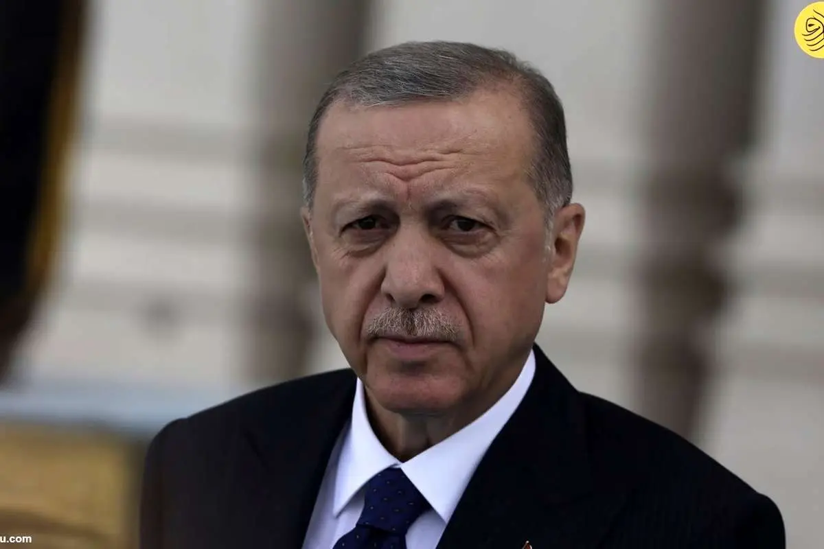 (ویدئو) اردوغان برای تمیز کردن بینی خود همراهانش را منتظر گذاشت