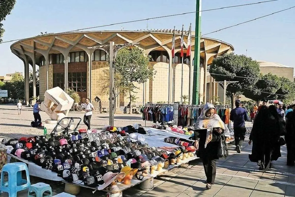 انتقال دستفروشان اطراف تئاتر شهر به دو بازارچه