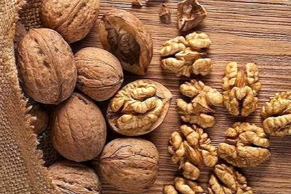 (ویدئو) فرایند کاشت، برداشت و فرآوری صد‌ها تن گردو و توت فرنگی در آمریکا