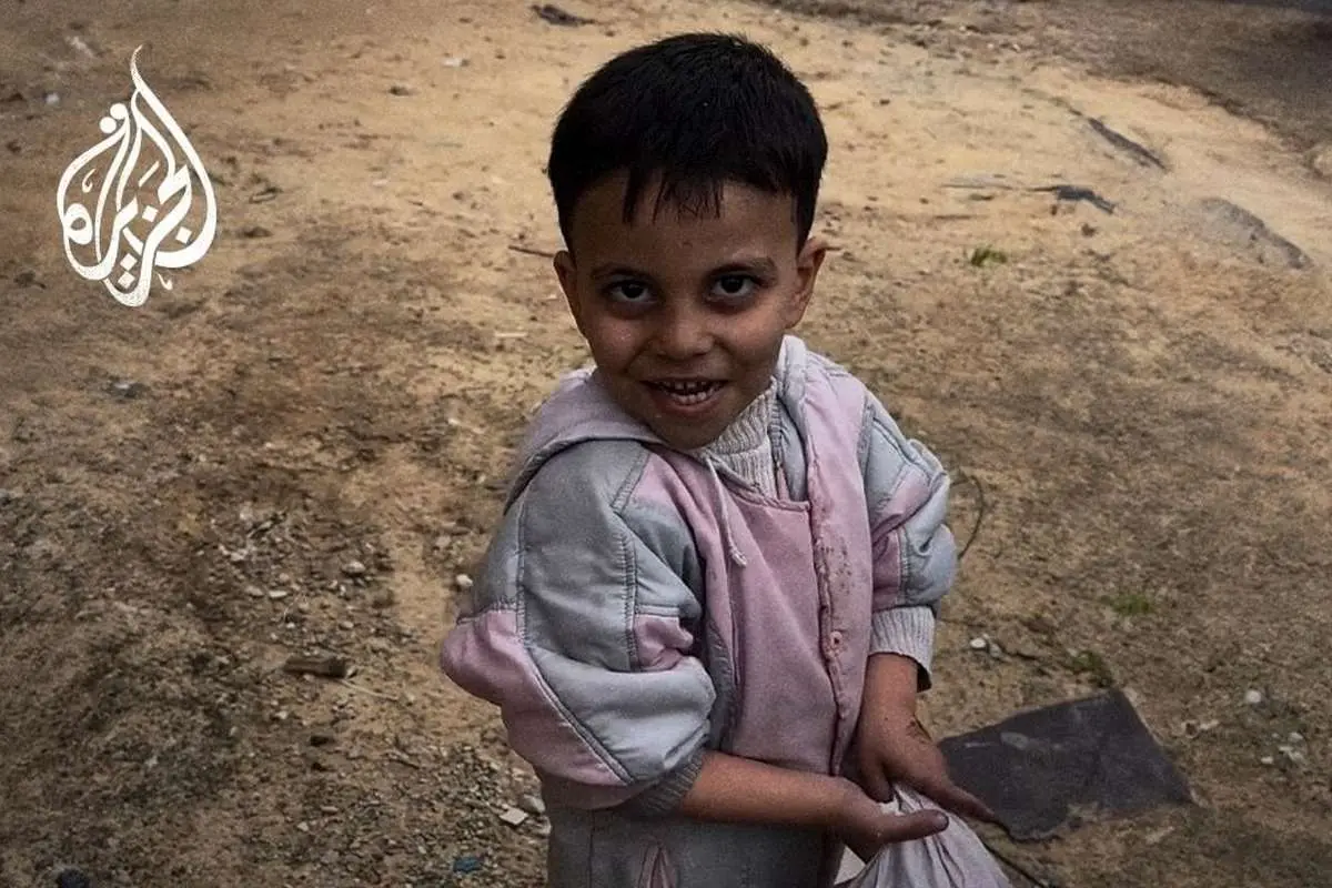 (ویدئو) کودک فلسطینی برگ درخت میخورد!