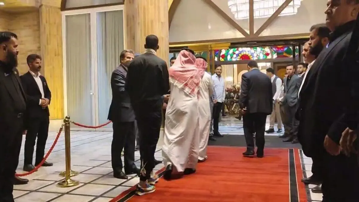 (ویدیو) لحظه خروج کاروان الهلال از هتل چهارباغ اصفهان