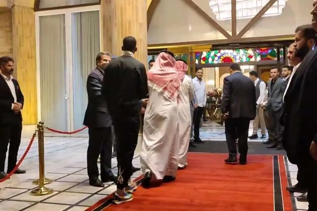 (ویدیو) لحظه خروج کاروان الهلال از هتل چهارباغ اصفهان