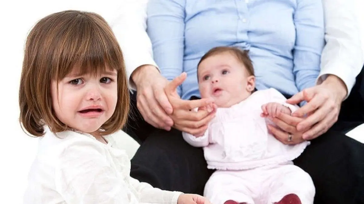 چرا فرق گذاشتن والدین میان فرزندان ایرادی ندارد و برای مدیریت آن چه باید کرد؟