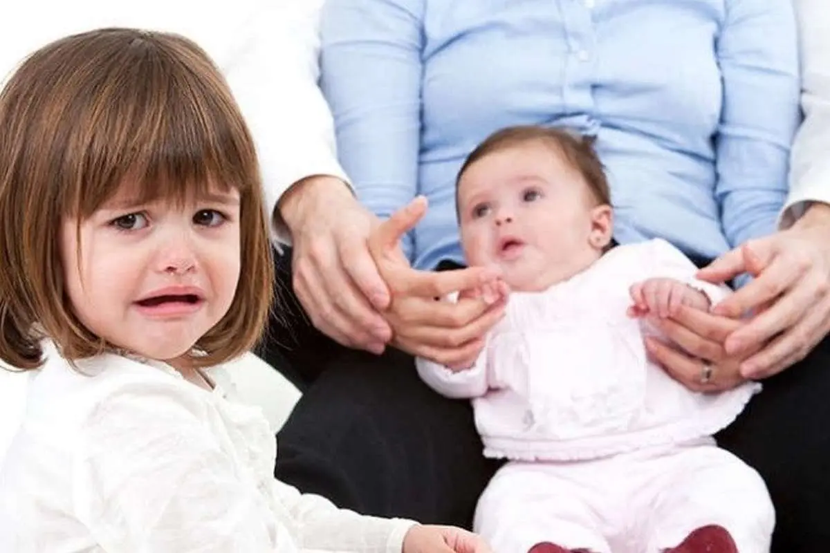 چرا فرق گذاشتن والدین میان فرزندان ایرادی ندارد و برای مدیریت آن چه باید کرد؟