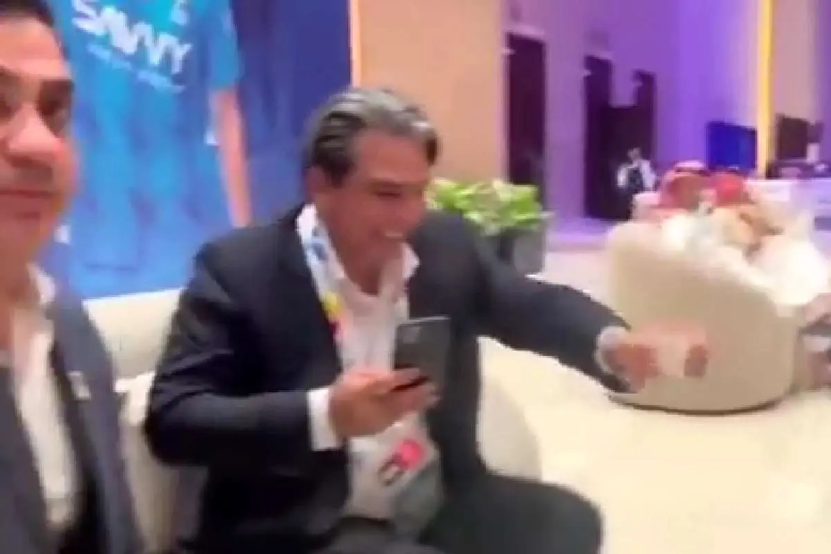 (ویدئو) ذوقزدگی عجیب مدیرعامل سپاهان در ورزشگاه الهلال