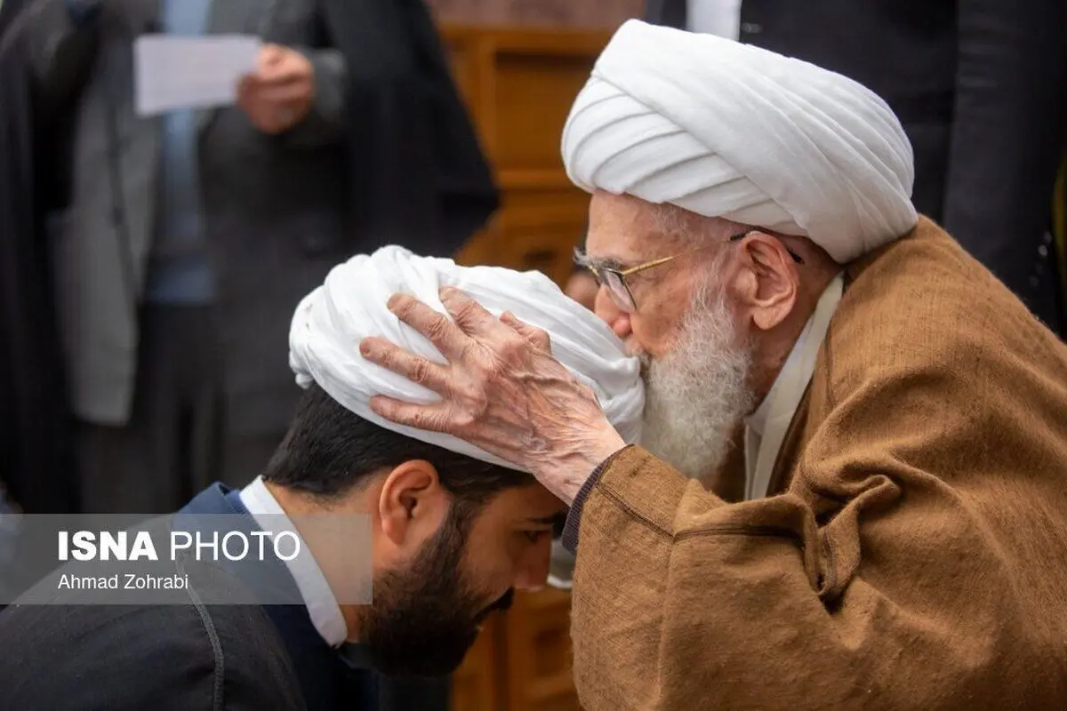 (تصاویر) عمامه گذاری طلاب در روز نیمه شعبان
