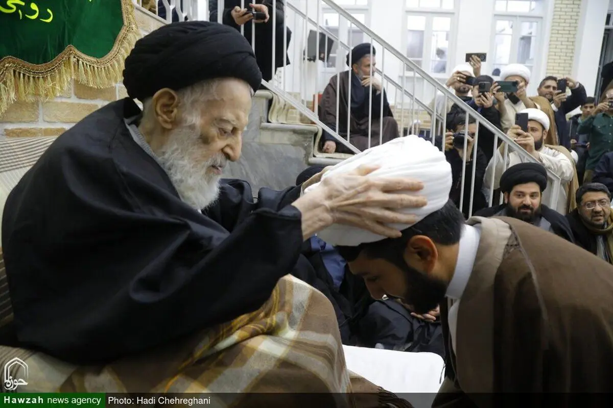 (تصاویر) عمامه گذاری طلاب توسط آیت الله شبیری زنجانی