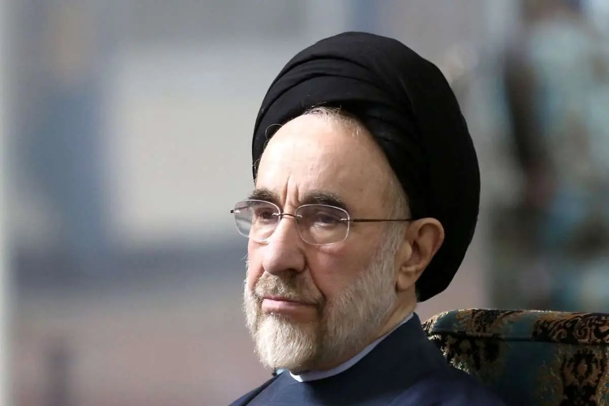 (تصویر) اقامه نماز بر پیکر آیت‌الله موسوی بجنوردی توسط سیدمحمد خاتمی