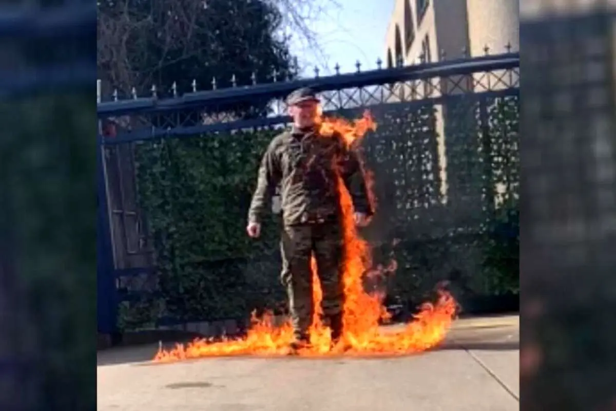 (ویدیو) خودسوزی یک نفر در مقابل سفارت اسرائیل در واشنگتن