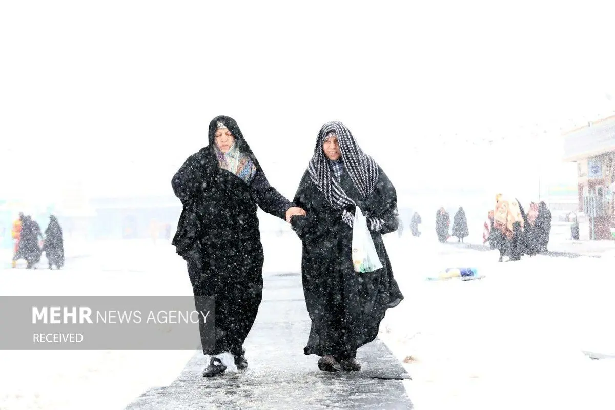 (تصاویر) بارش برف در مسجد مقدس جمکران