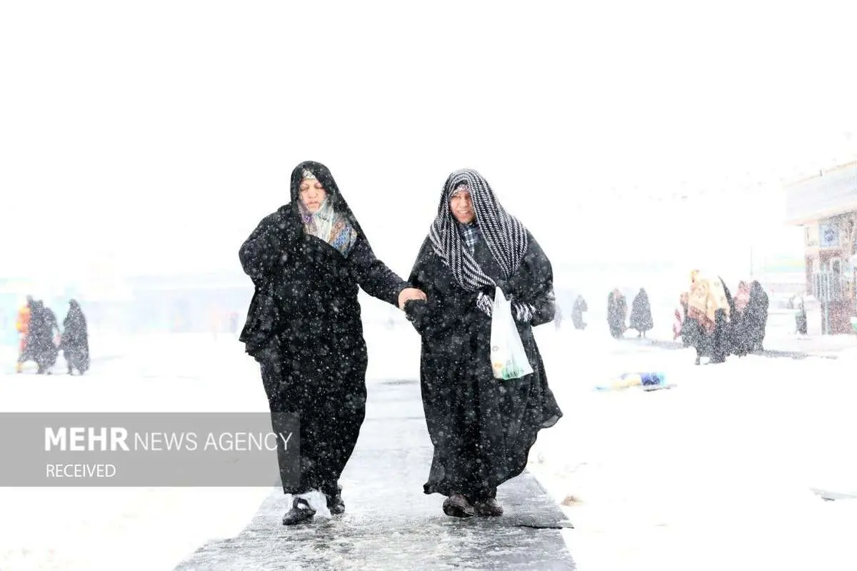 (تصاویر) بارش برف در مسجد مقدس جمکران