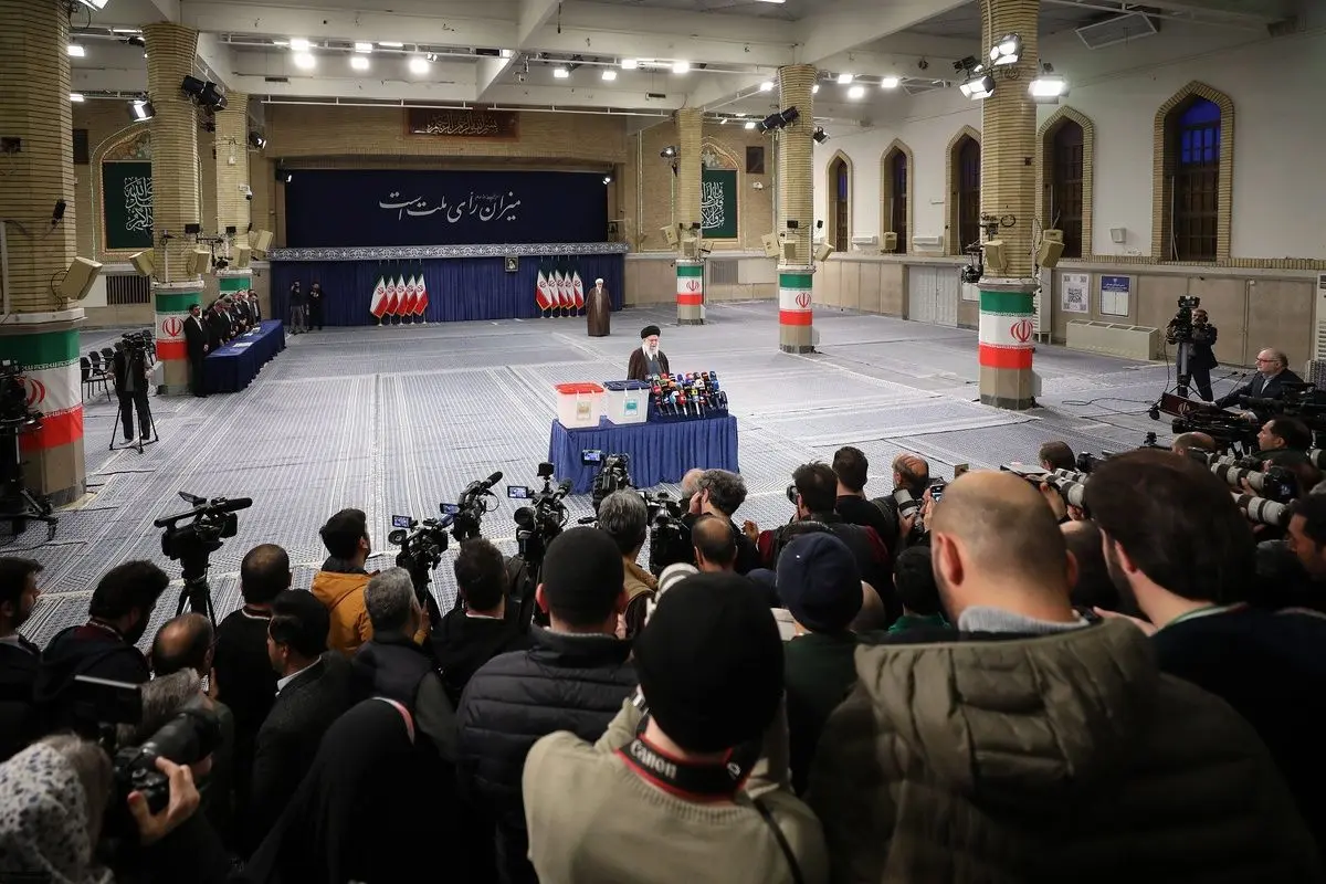 (عکس) پوشش سر یک خبرنگار هنگام رأی دادن رهبر انقلاب
