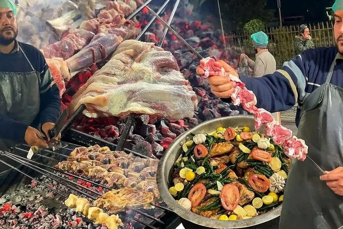 (ویدئو) غذای خیابانی محبوب در پاکستان؛ طرز تهیه ۴۰ کیلو کباب چنجه و دنده کباب