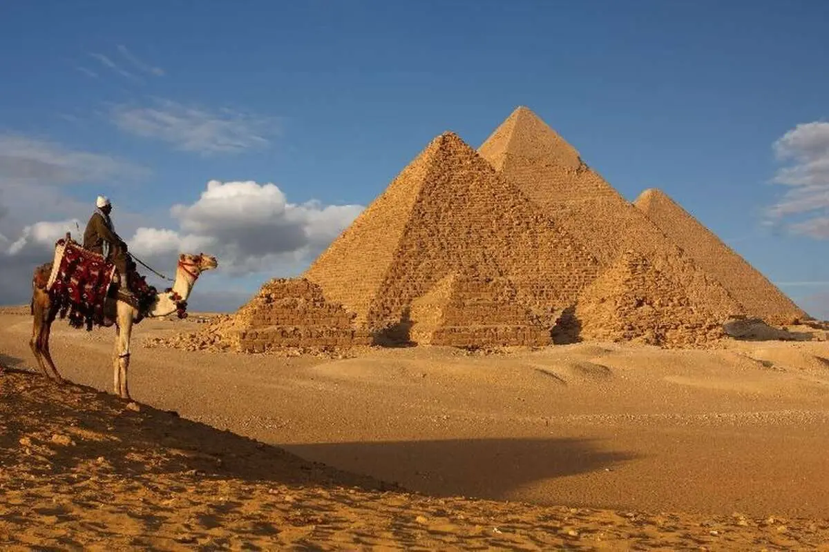 چند هرم در مصر باستان ساخته شد؟