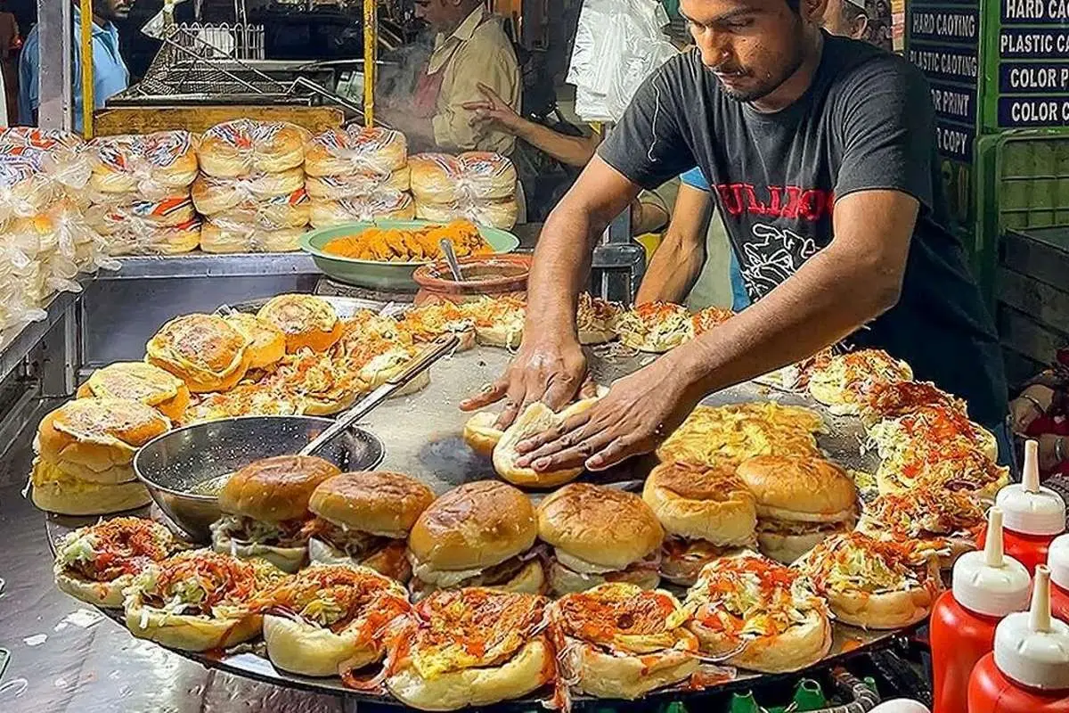 (ویدیو) غذای خیابانی در کراچی پاکستان؛ پخت برگر با ۳۰ عدد تخم‌مرغ و شامی‌کباب