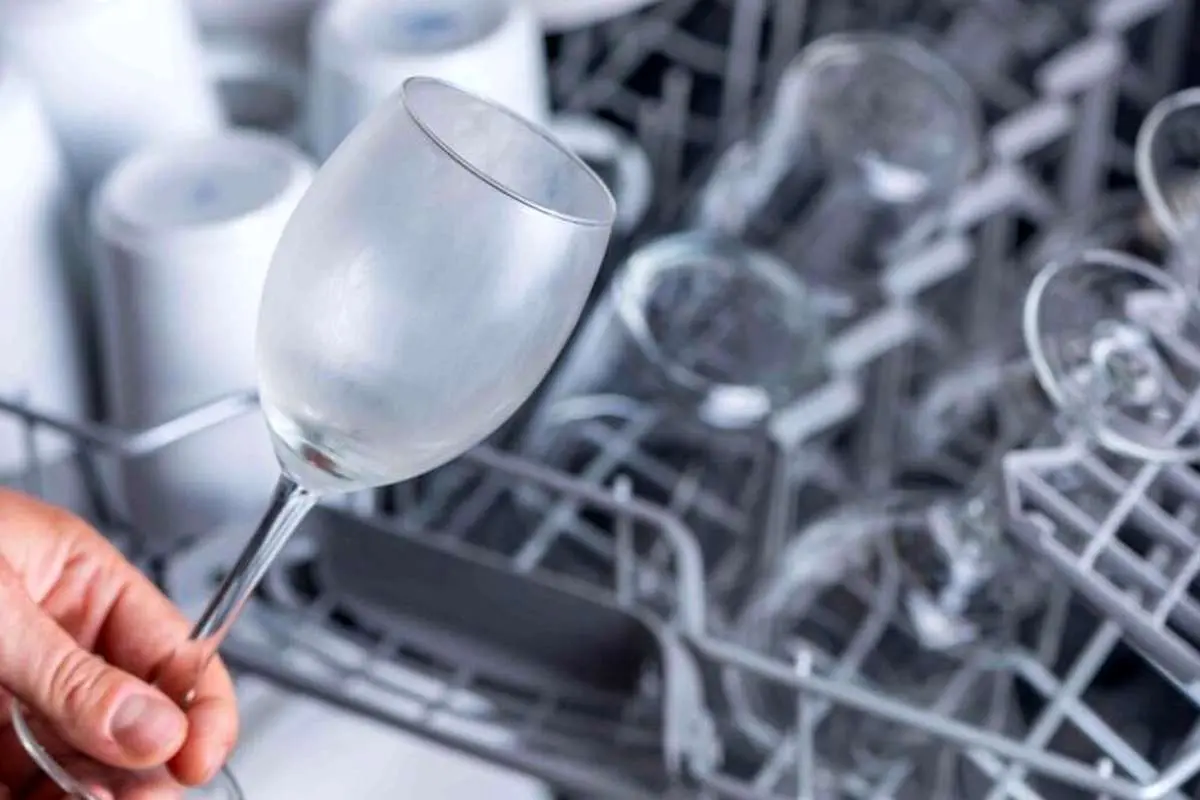 ۷ ترفند برای ازبین‌بردن زردی لیوان‌ها