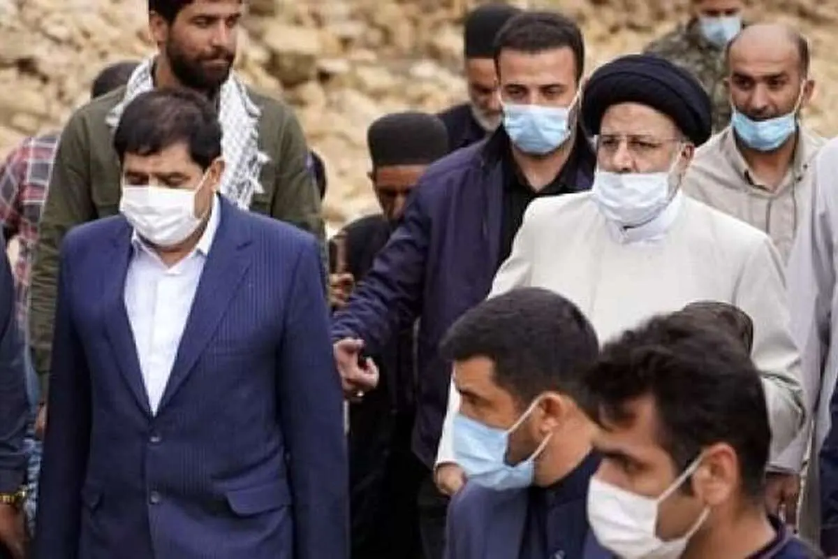 (ویدئو) شوخی رئیسی با محافظانش در بازدید از مناطق سیل‌زده دشتیاری: «شما برید، من هواتون رو دارم.»