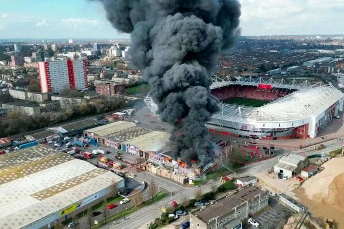 (ویدیو) آتش سوزی خطرناک دلیل لغو یک بازی در انگلیس