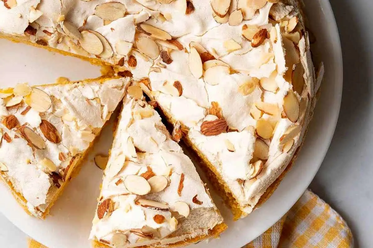 طرز تهیه کیک ملکه بادام، کیک کافی شاپی محبوب 