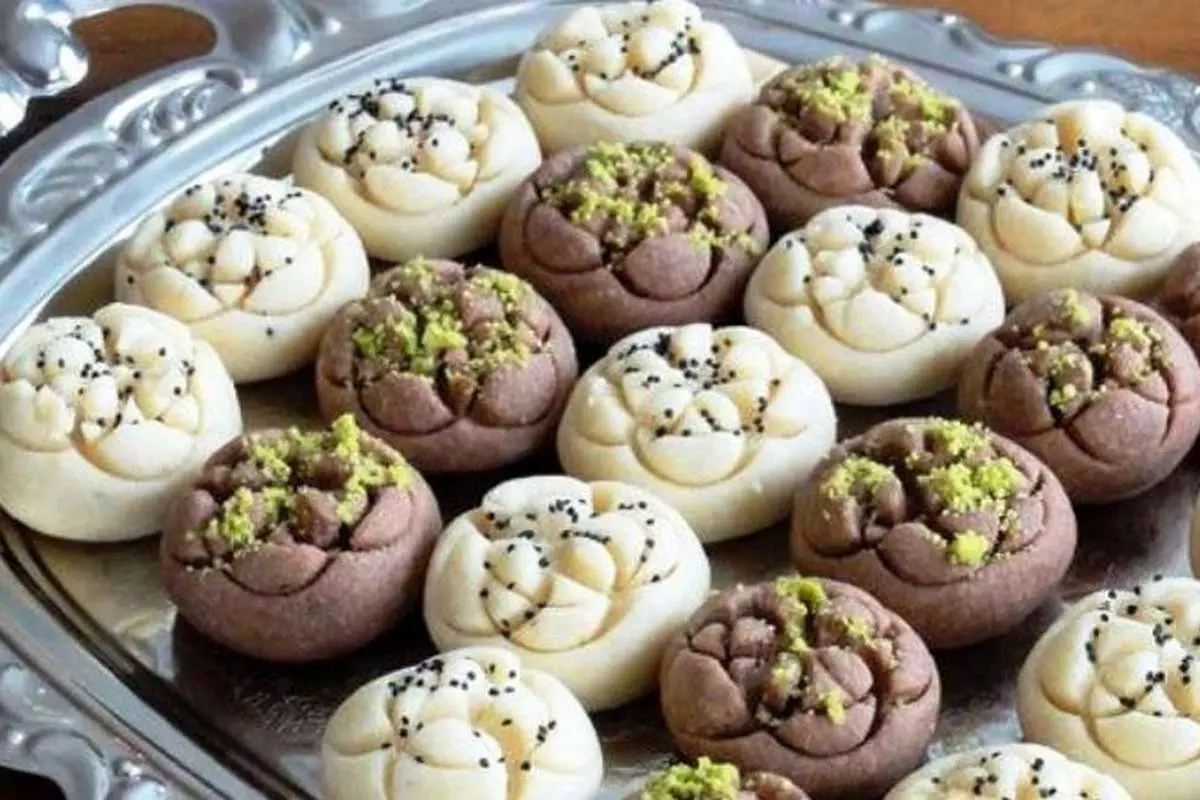 طرز تهیه شیرینی قندی سه رنگ بدون فر؛ شیرینی خوشمزه عید نوروز