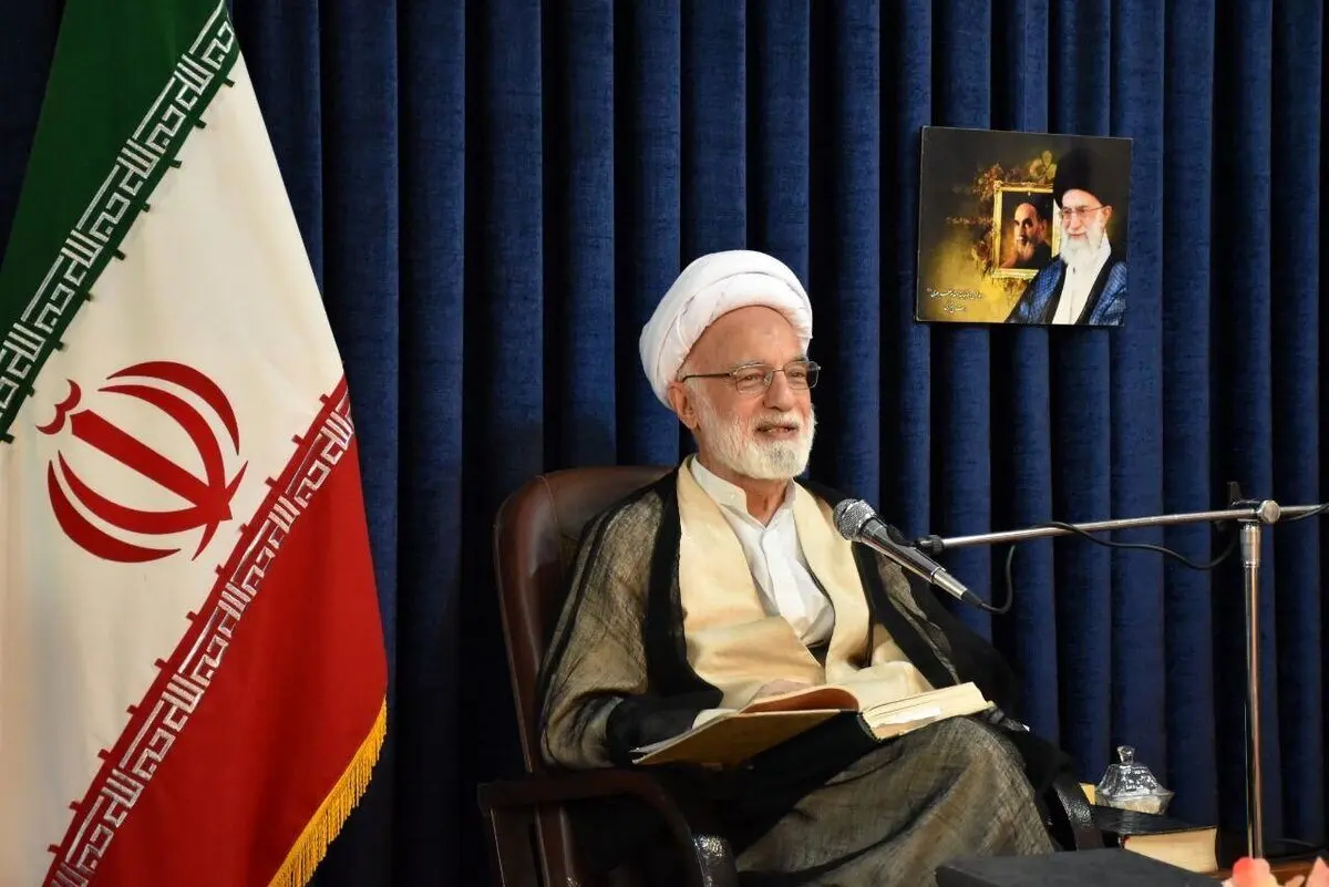 امام جمعه اراک: نباید دلار را صرف واردات تلفن‌همراه کنیم