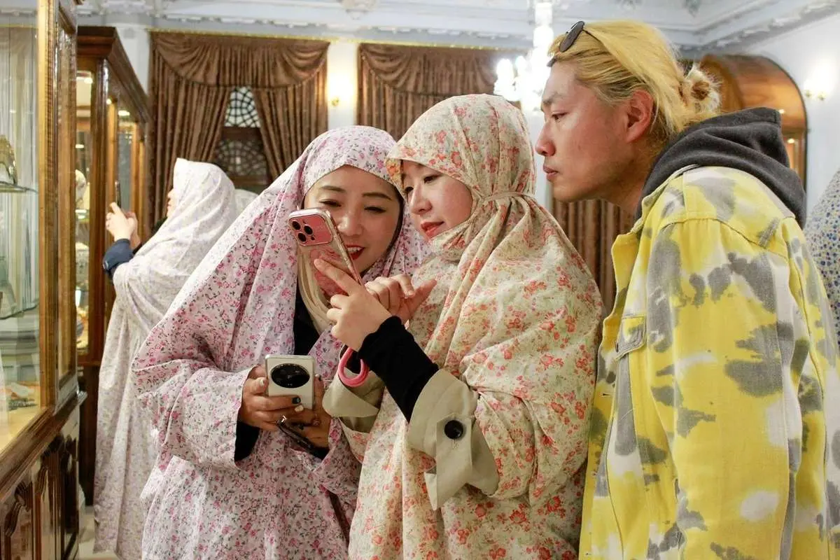 (تصاویر) چادر چاقچور شاخهای مجازی چین در حرم امام رضا(ع)