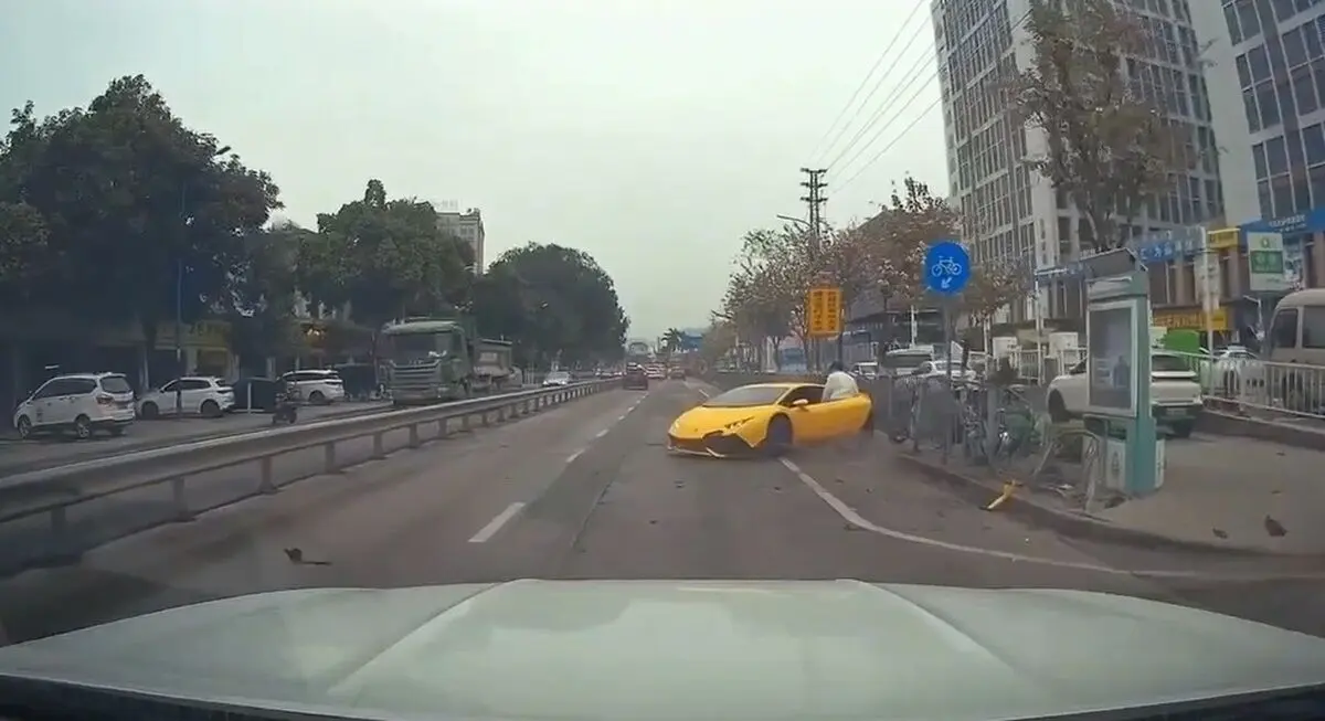 (ویدئو) تصادف یک لامبورگینی لاکچری با جدول!
