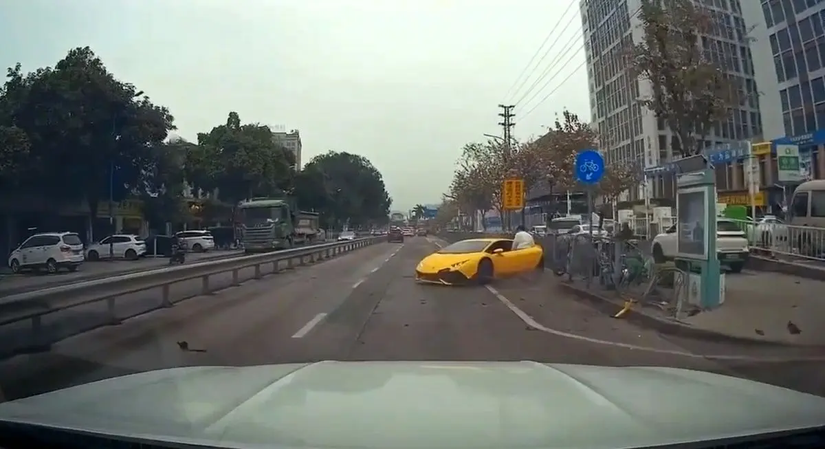 (ویدئو) تصادف یک لامبورگینی لاکچری با جدول!