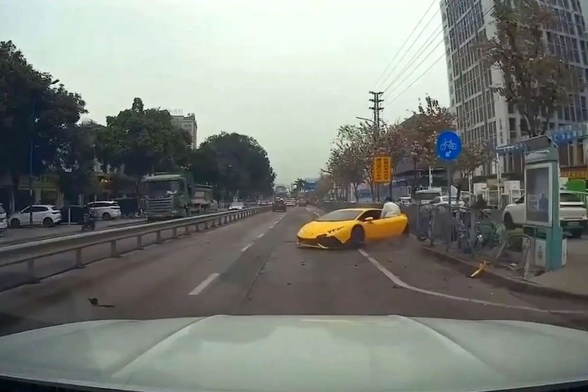 (ویدئو) تصادف یک لامبورگینی لاکچری با جدول!