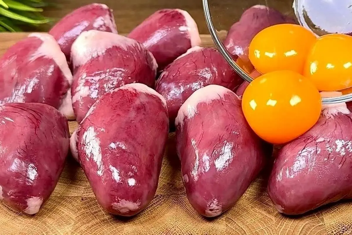 (ویدئو) نحوه پخت یک غذای آلمانی خوشمزه با ۴۰۰ گرم دل بوقلمون و تخم مرغ