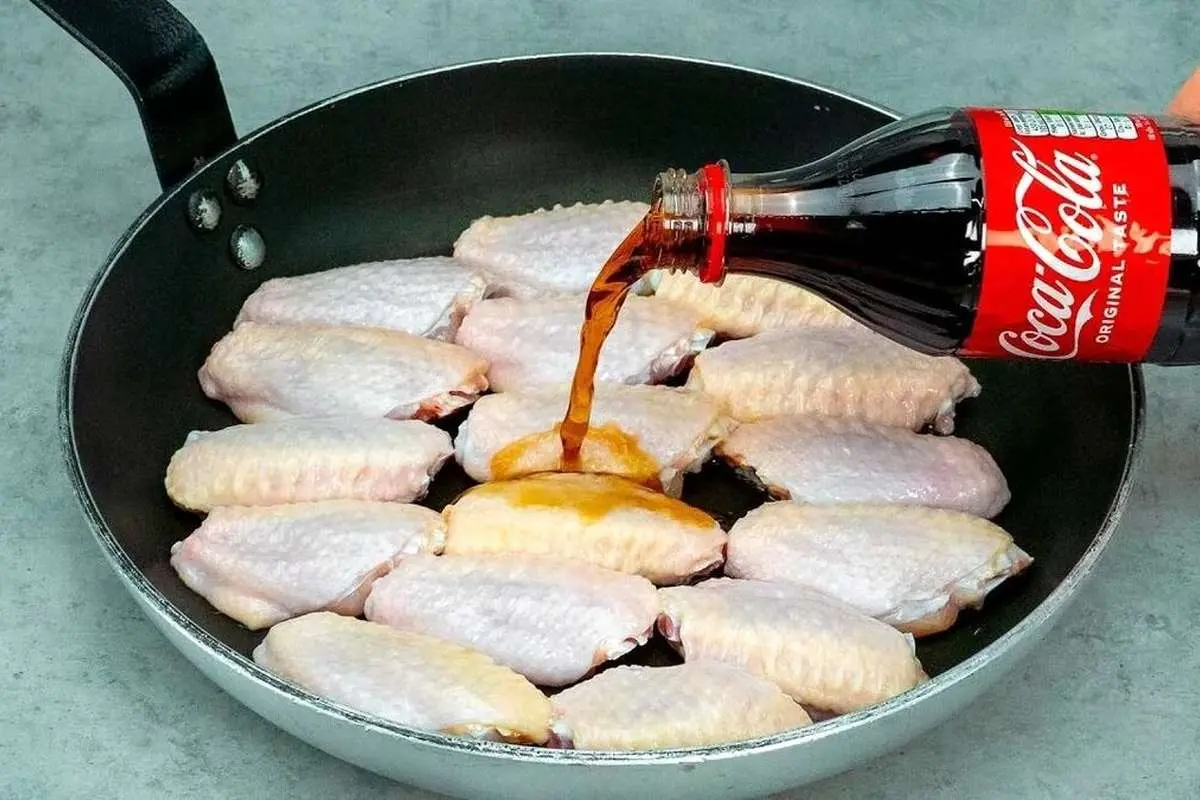 (ویدئو) طرز پخت یک غذای خوشمزه با بال مرغ و نوشابه به روش آشپز رومانیایی