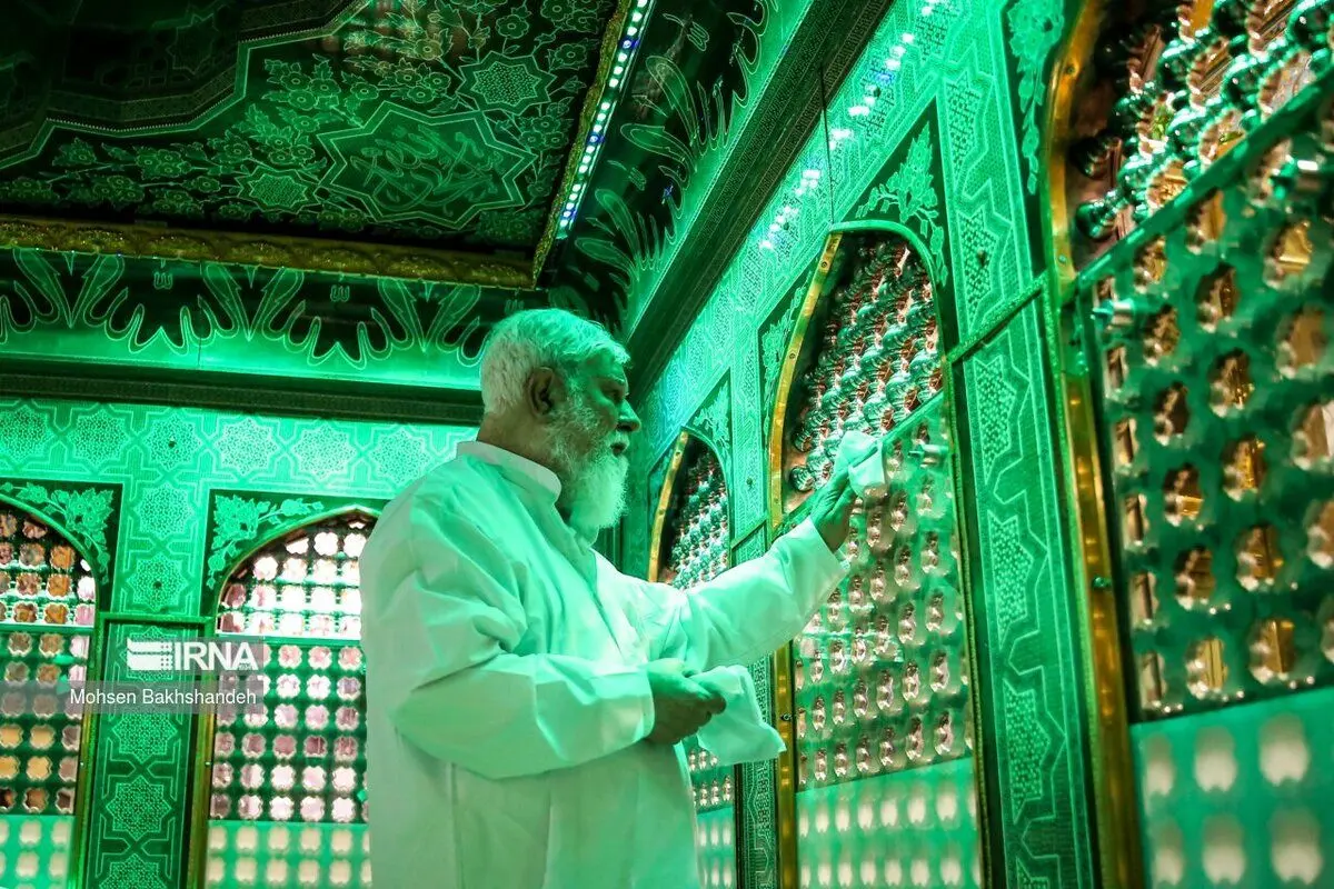 (تصاویر) غبارروبی مضجع منور امام رضا(ع) با حضور علم‌الهدی