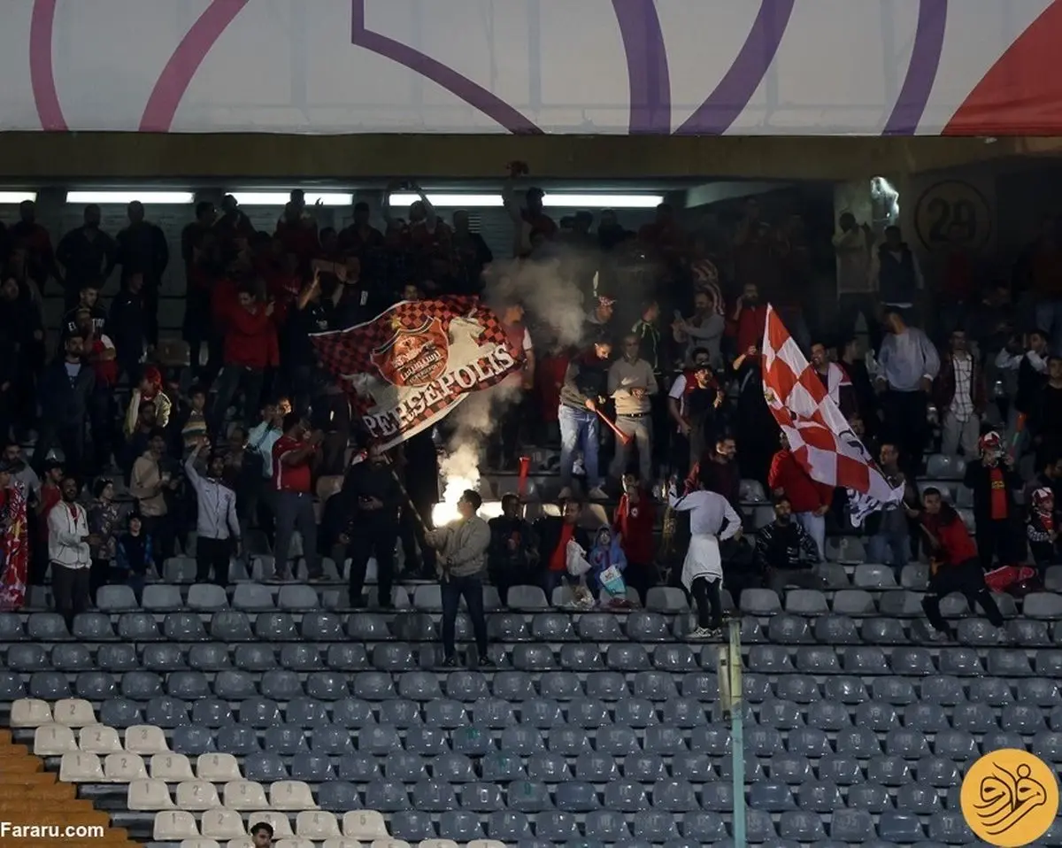 (ویدئو) لحظه اصابت سنگ به داور دربی توسط تماشاگران پرسپولیس
